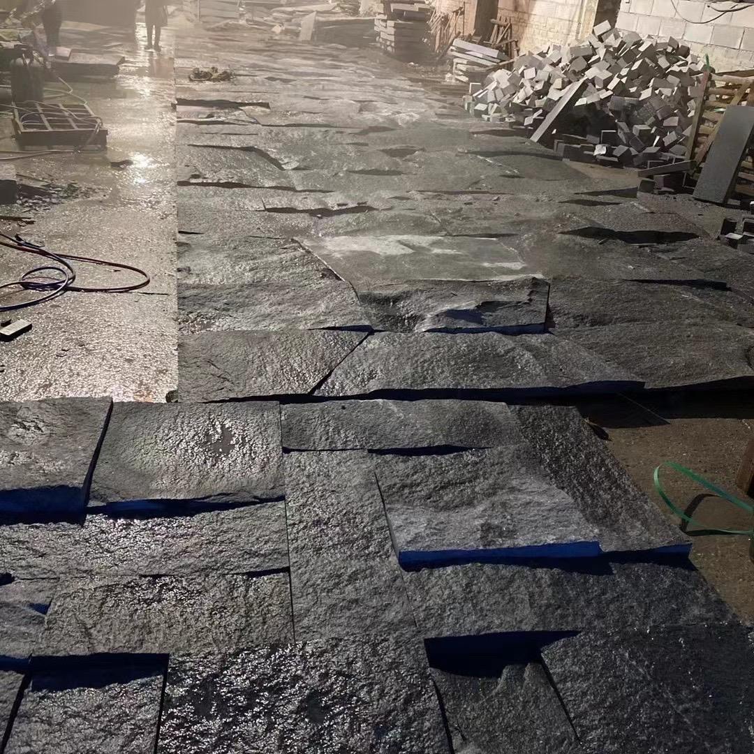 采用天然石材斷裂面做芝麻黑自然面背景墻和石皮景墻的工地結(jié)算單價